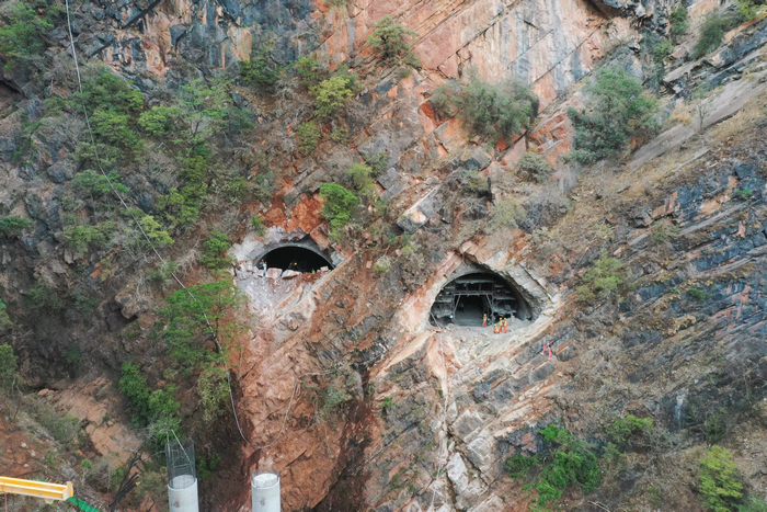 華麗高速哥石山隧道實現(xiàn)雙線貫通 (1).jpg